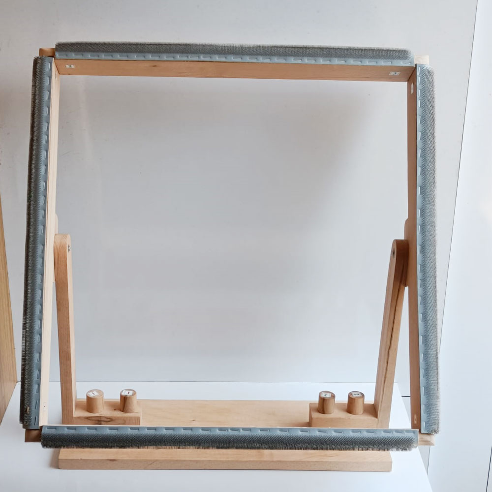 Gripper Strip Frame With Stand 18 x 18 Inch